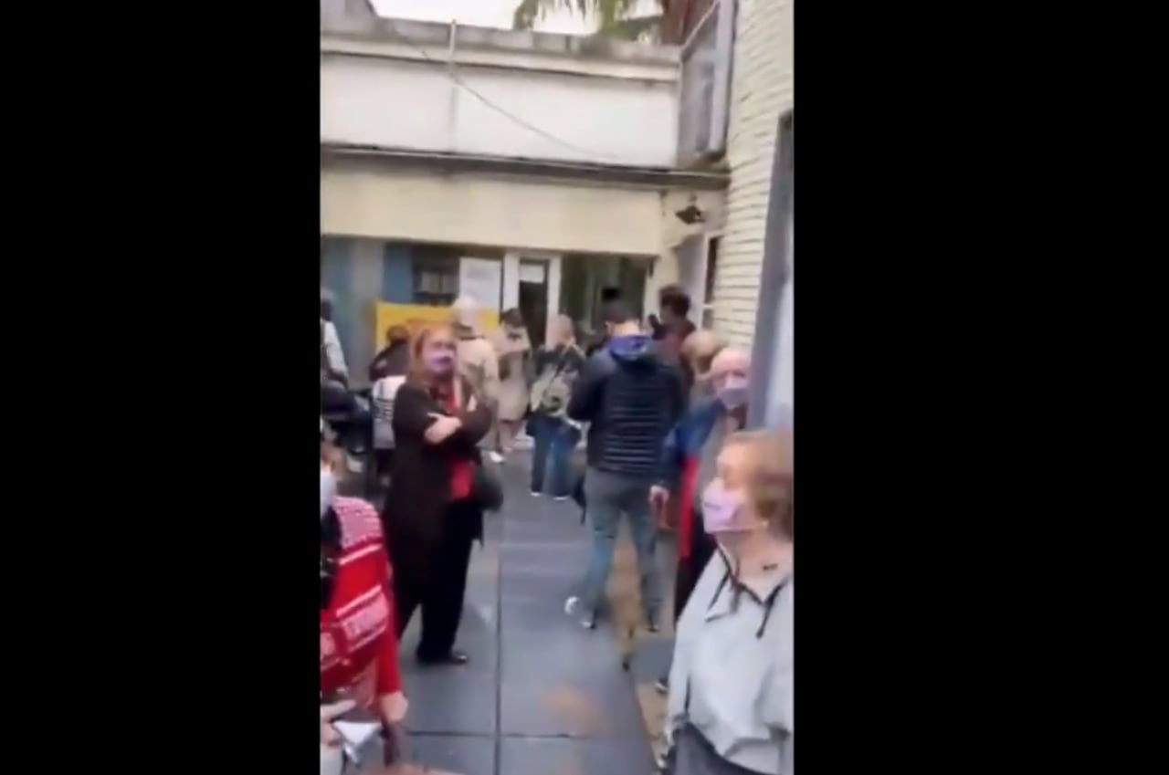 Desorganización y falta de previsión en el primer día de vacunación de mayores de 80 años en CABA.