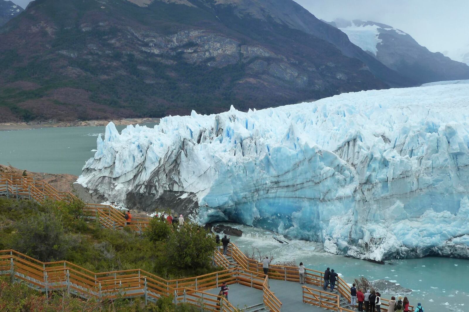 El brazo Rico, atrás del glaciar Perito Moreno, en el lago Argentino.