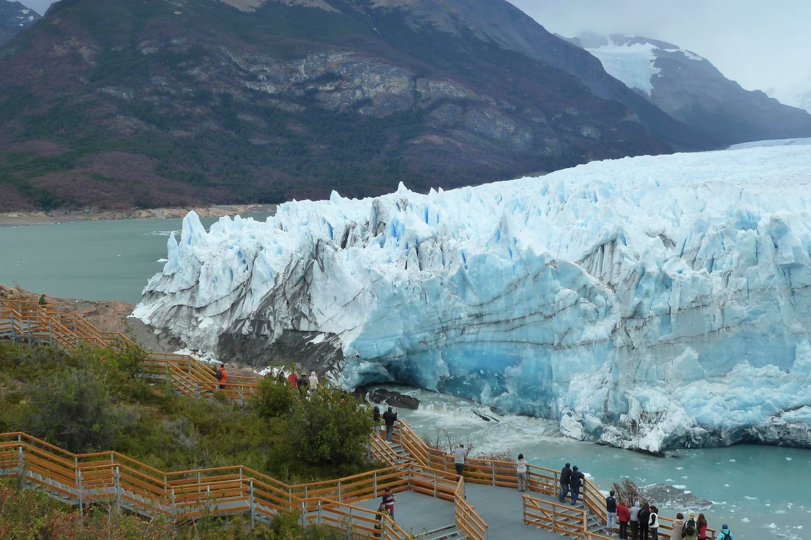 El brazo Rico, atrás del glaciar Perito Moreno, en el lago Argentino.