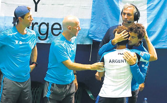 El abrazo entre Guido Pella y Diego Schwartzman luego de que el Peque cayera ante Kukushkin.