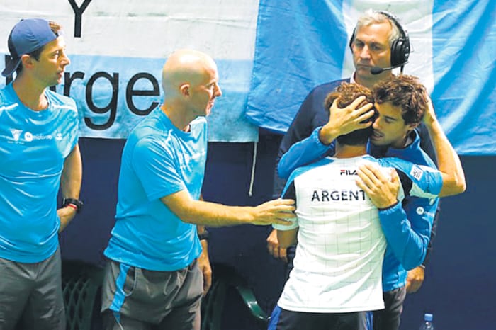 El abrazo entre Guido Pella y Diego Schwartzman luego de que el Peque cayera ante Kukushkin.