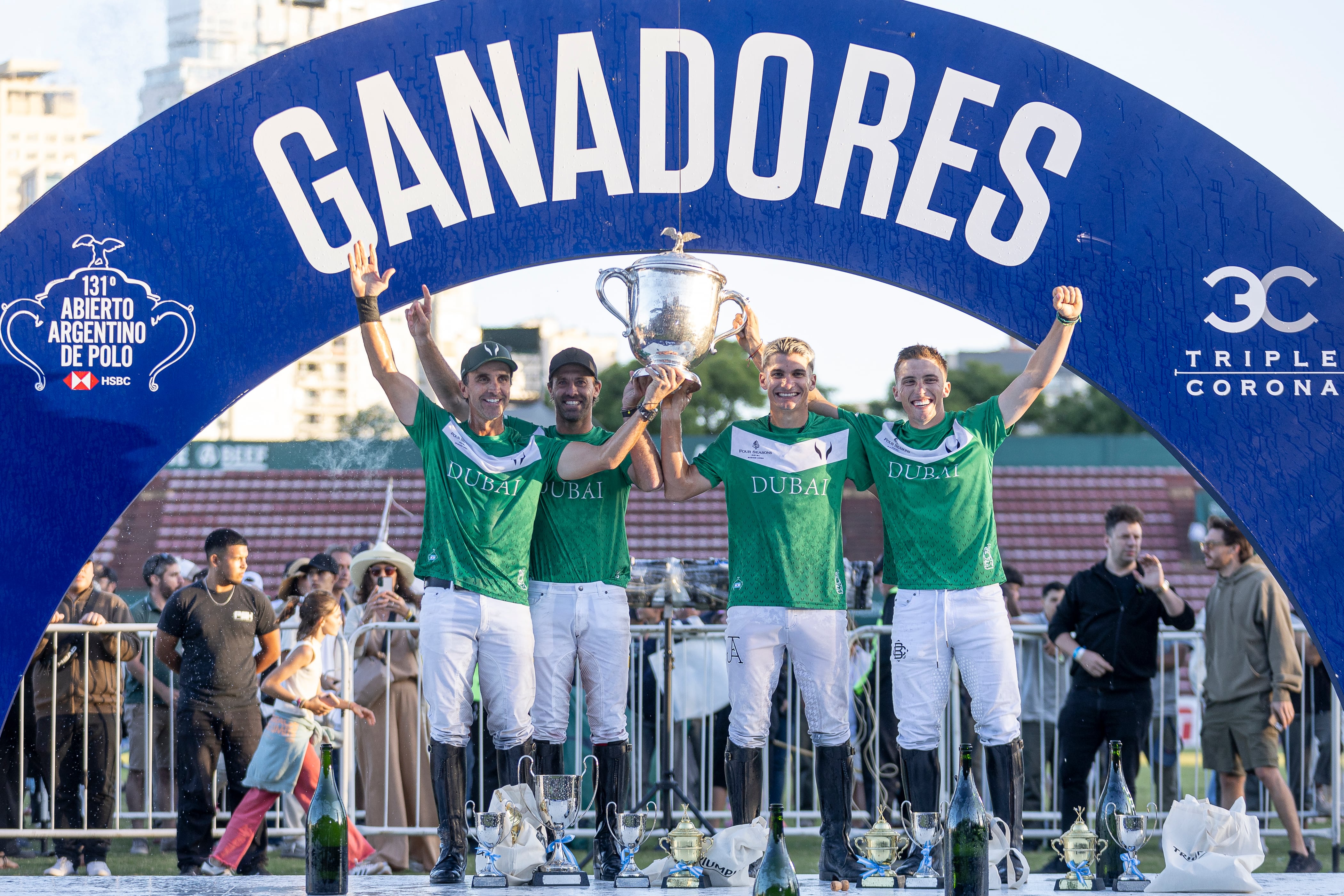 Los ganadores con la Copa en el podio