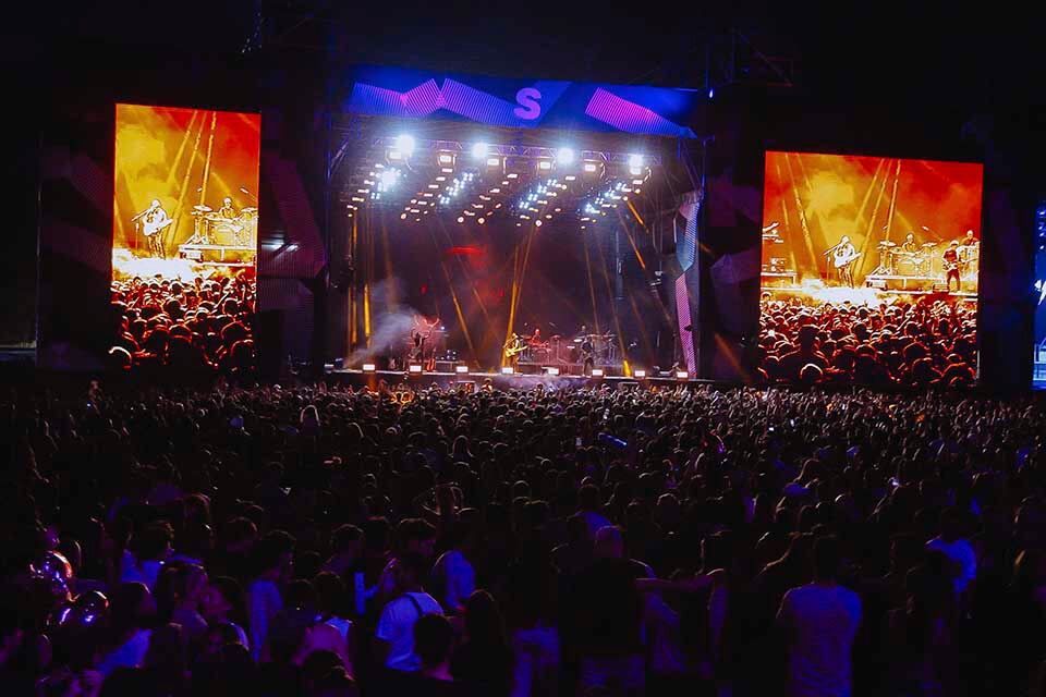 El Festival Bandera permitió ir de un escenario a otro para escuchar a muchas de las mejores bandas del país.