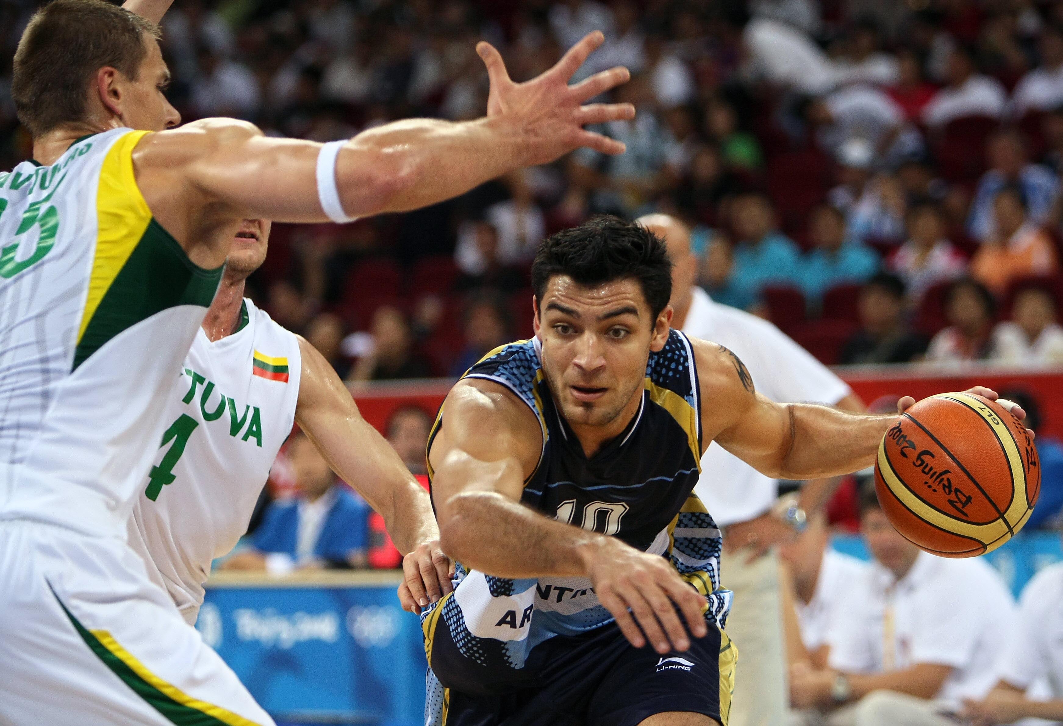 Carlos Delfino contra Lituania en el partido por el bronce olímpico, en 2008. Fue el goleador argentino.