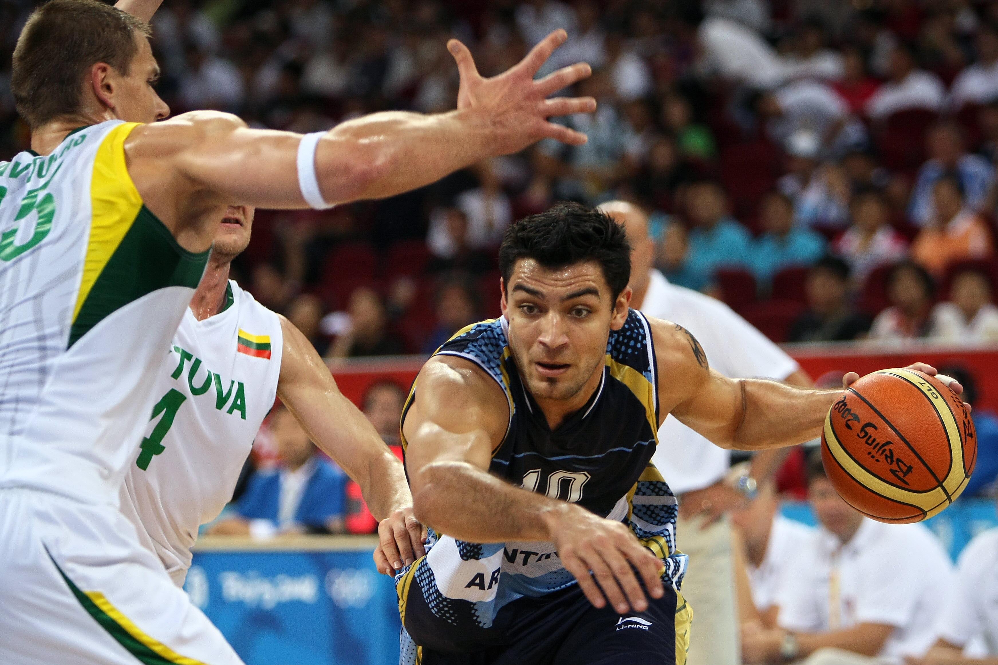 Carlos Delfino contra Lituania en el partido por el bronce olímpico, en 2008. Fue el goleador argentino.