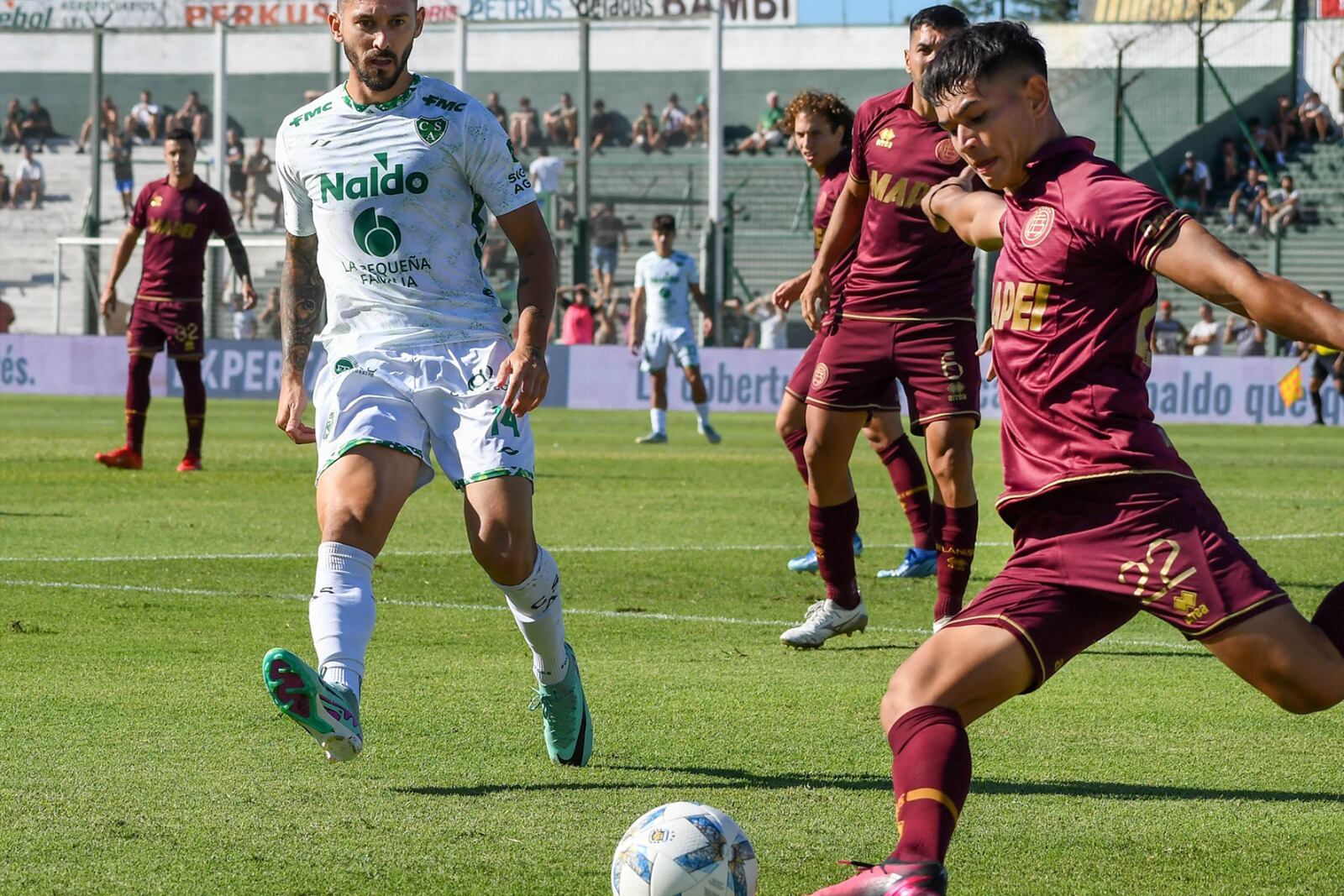 Soler rechaza la pelota desde el fondo.