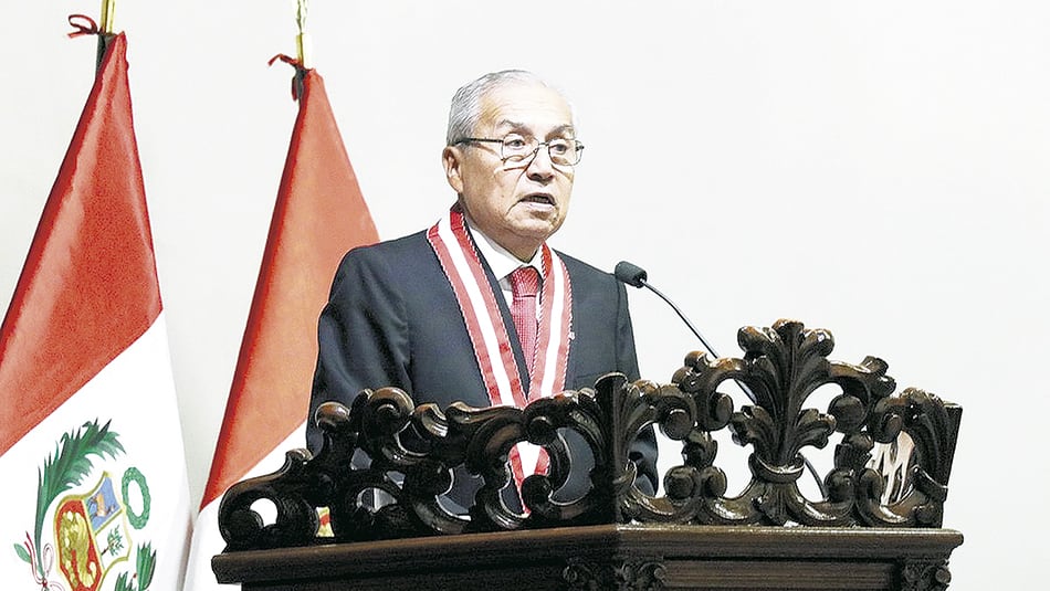 Chávarry anunció el cese de ambos fiscales en la noche del lunes.