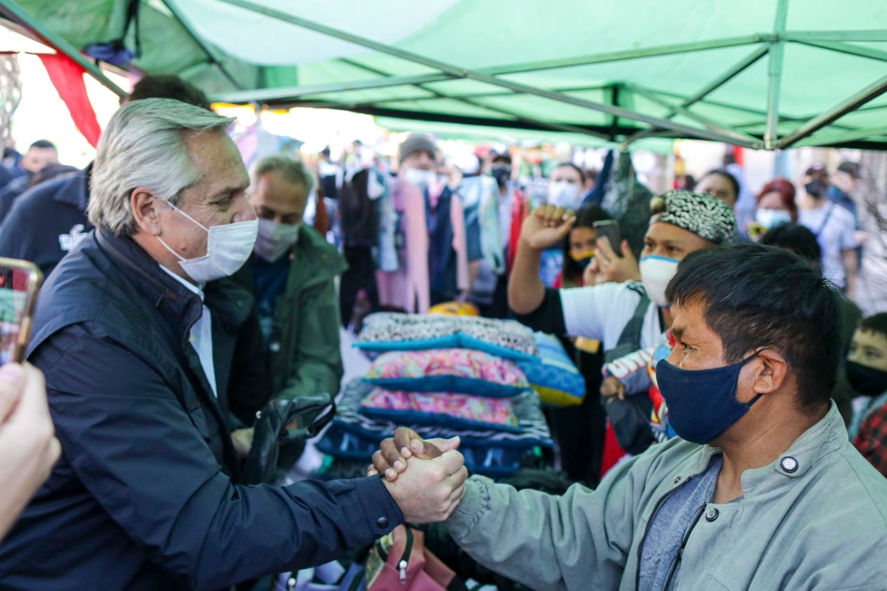 Alberto Fernández durante la campaña, en la visita a una feria en Avellaneda. 