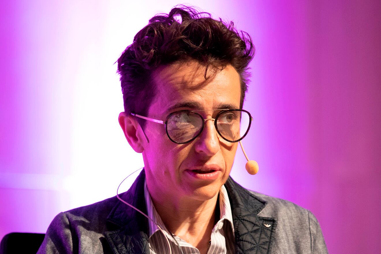 Entre las invitadas se destaca la periodista y activista ruso-estadounidense Masha Gessen.
