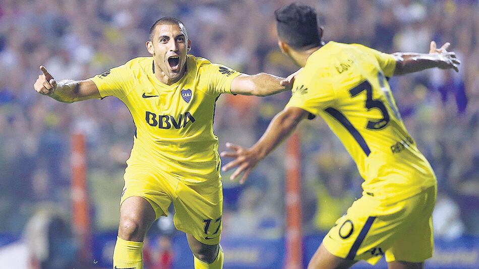 Festejo de cordobeses. Ramón “Whanchope” Abila le grita el gol a Bebelo Reynoso, que inició la jugada del segundo tanto de Boca.