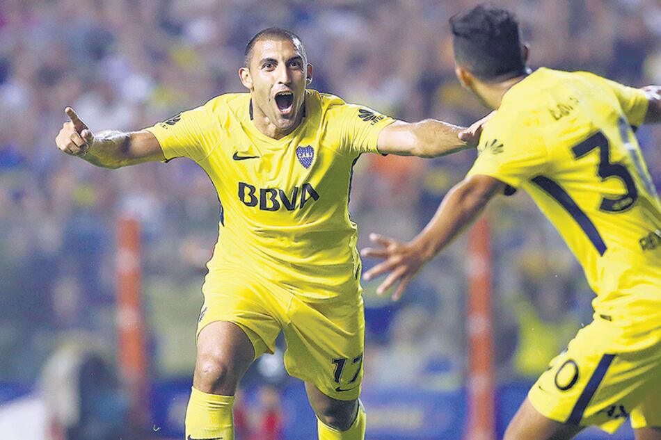 Festejo de cordobeses. Ramón “Whanchope” Abila le grita el gol a Bebelo Reynoso, que inició la jugada del segundo tanto de Boca.