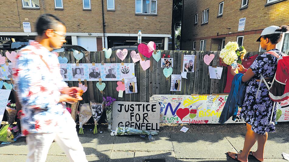 Ofrendas florales, fotos de desaparecidos y carteles que piden justicia en Kensington.