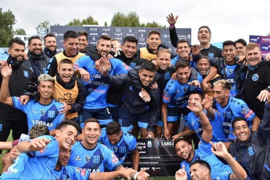 El Candombero festeja su pasaje a octavos de final.
