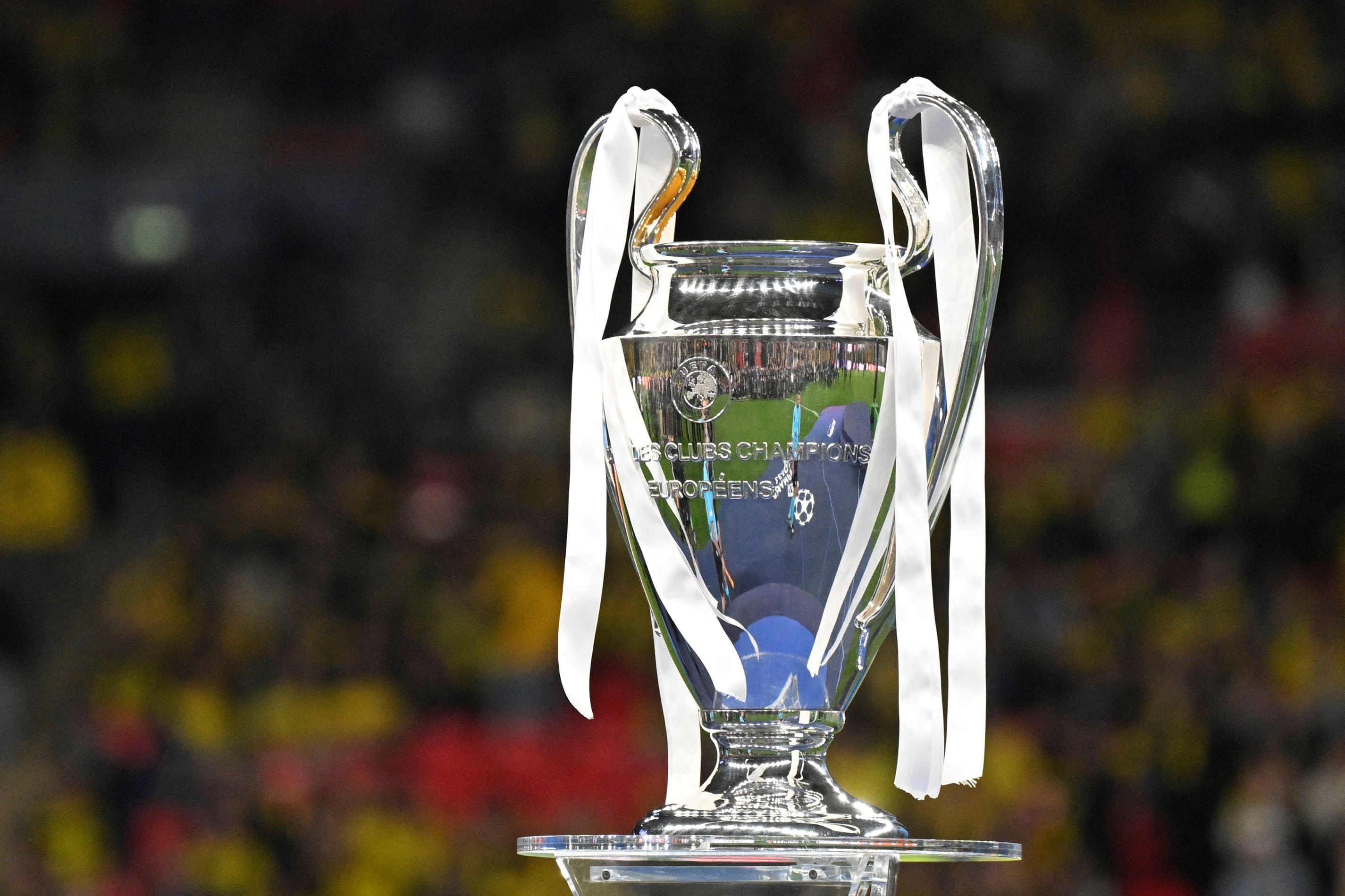 El trofeo, otra vez con las cintas blancas