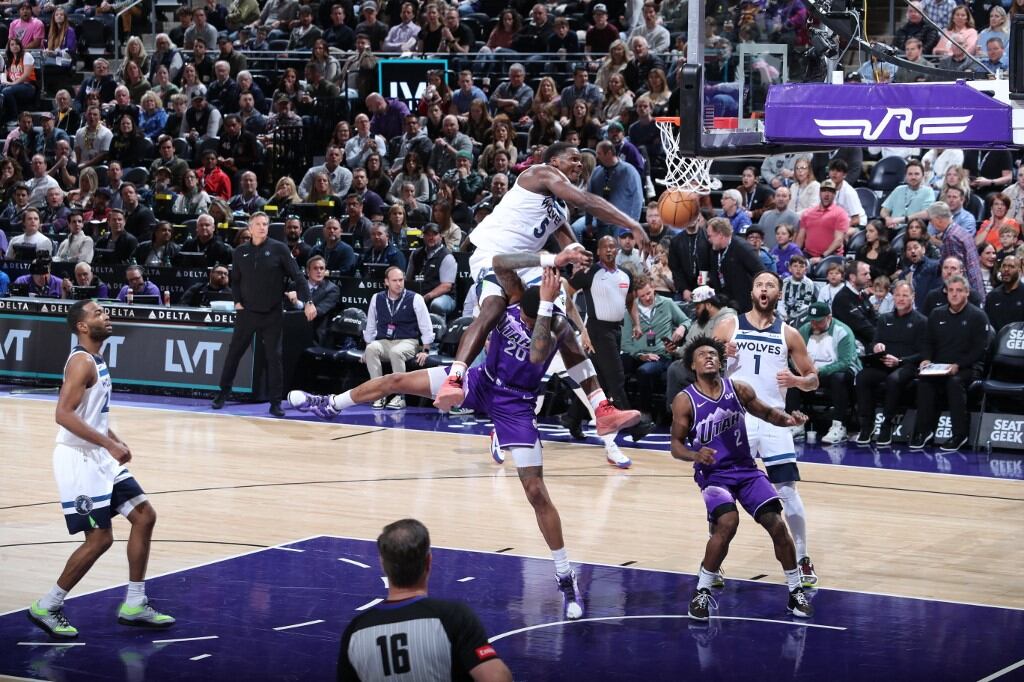 La pelota ya entró, mientras Edwards vuela, Collins se agarra la cabeza y el resto no lo puede creer