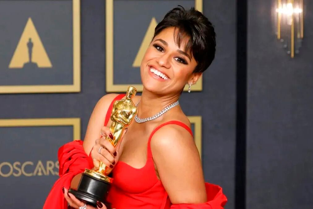 DeBose con el Oscar que ganó en 2021.