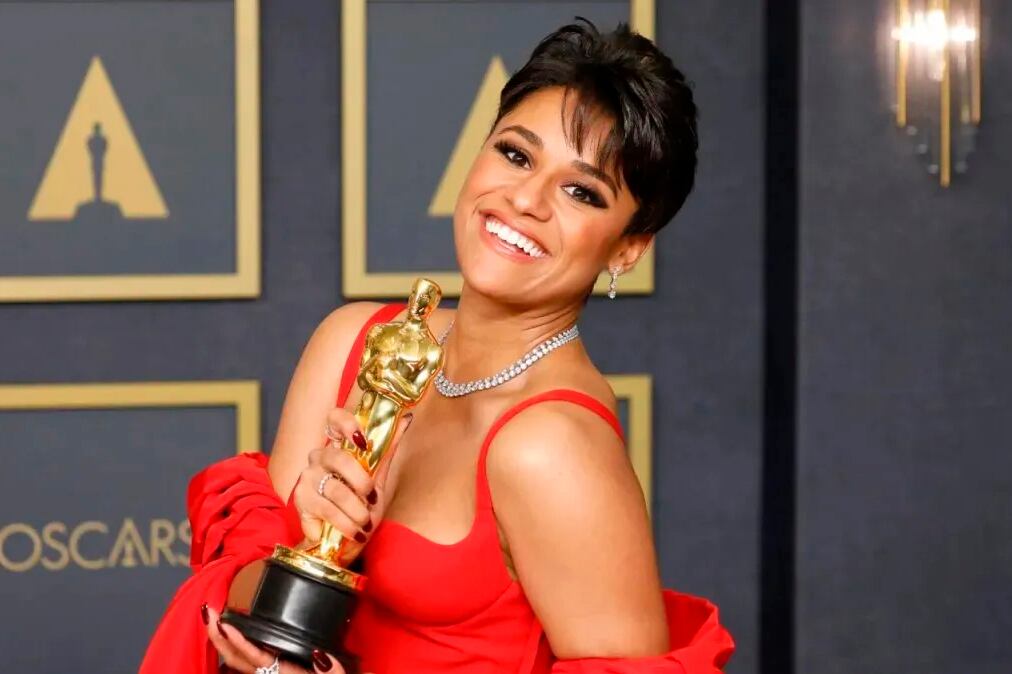 DeBose con el Oscar que ganó en 2021.