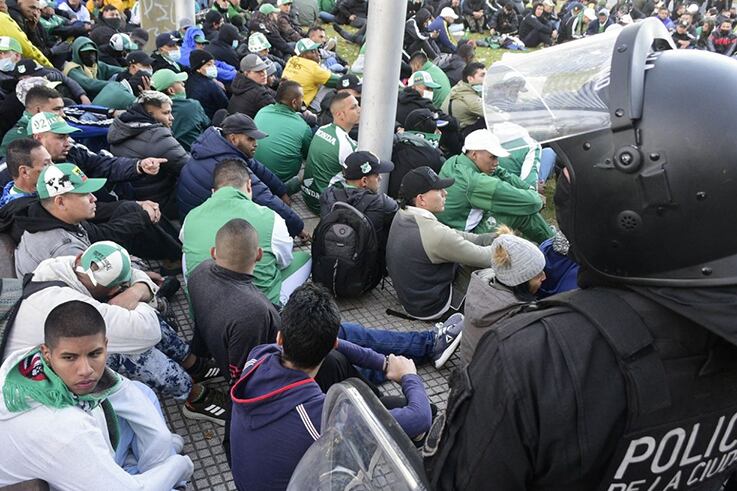 Los hinchas y barrabravas caleños detenidos por posesión de armas blancas.