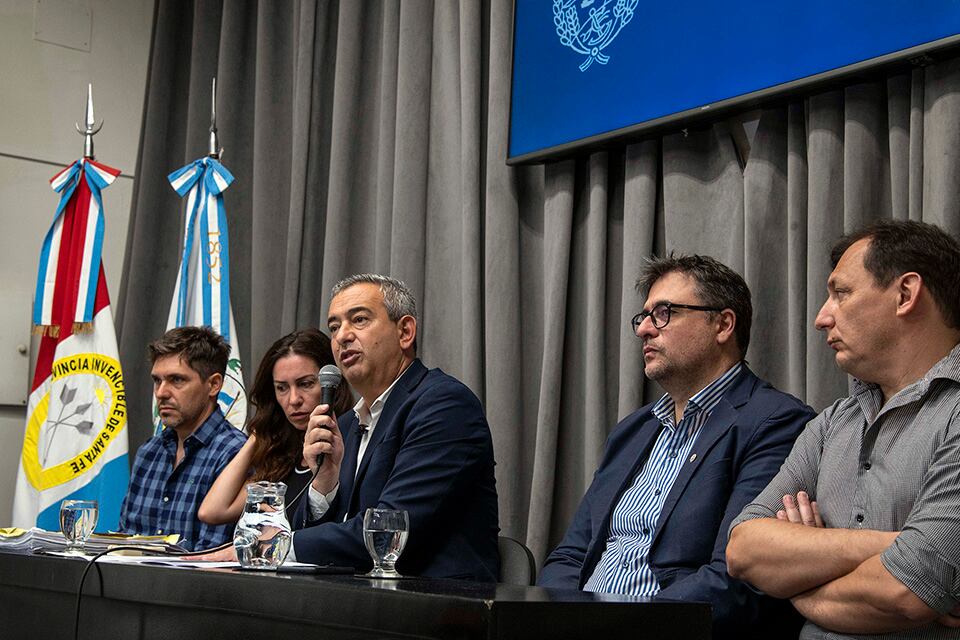 El intendente Javkin y sus funcionarios al anunciar la intervención del corralón.