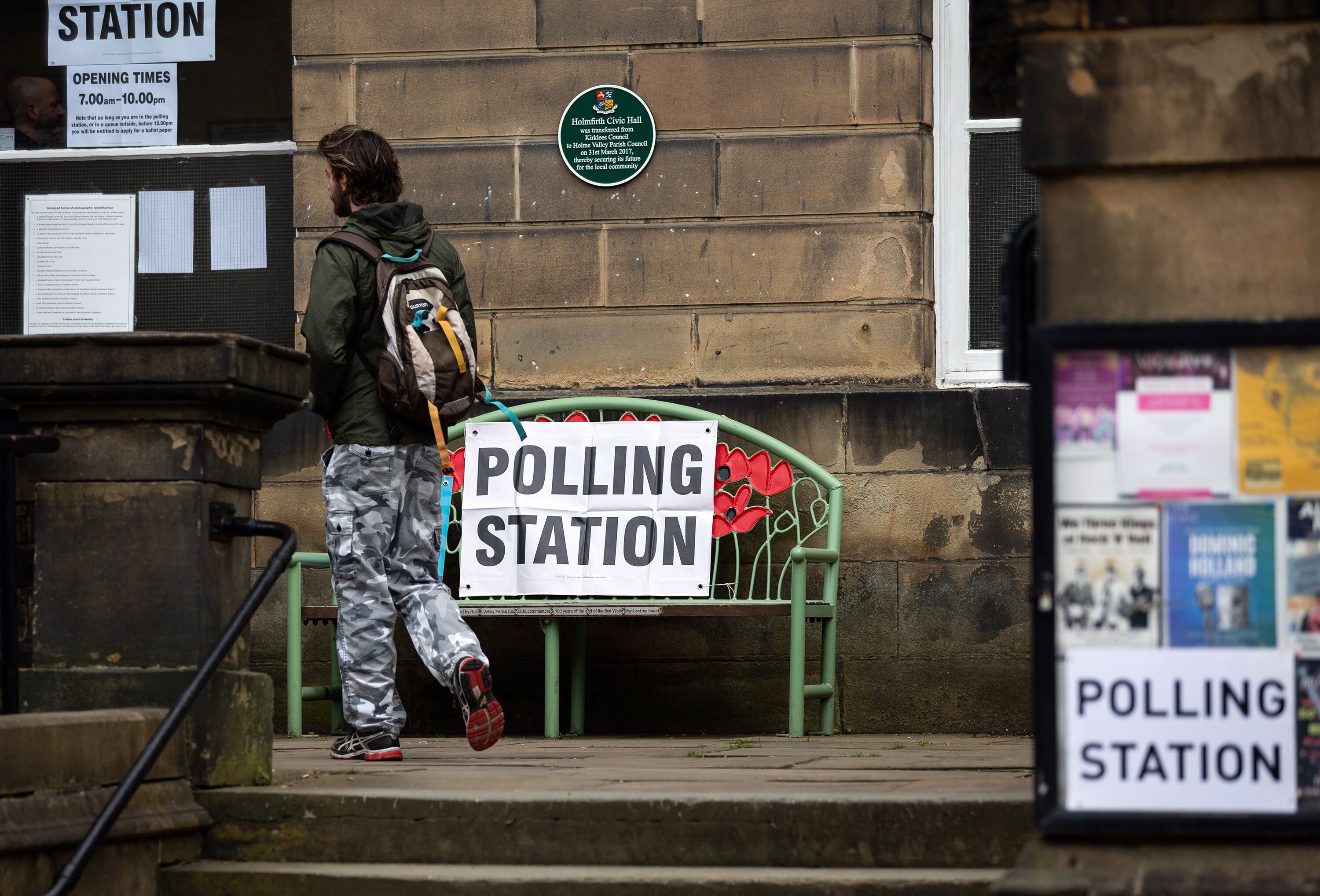 Un elector acude a un centro de votación en la localidad de Holmfirth.