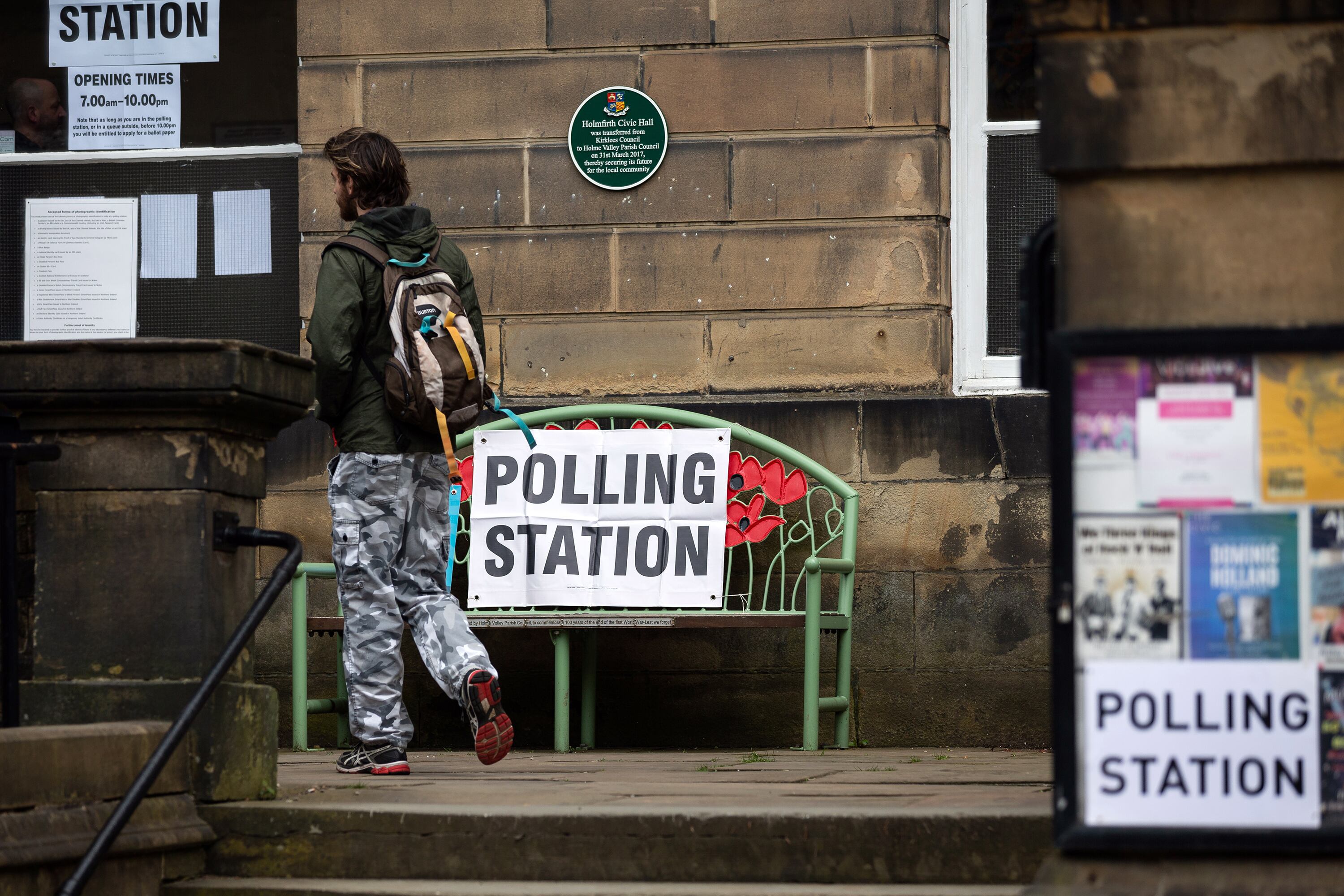 Un elector acude a un centro de votación en la localidad de Holmfirth.