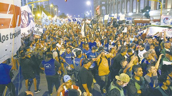 “No a los tarifazos” fue la consigna que aglutinó a miles de personas en MDQ.