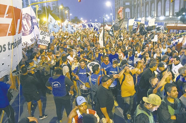 “No a los tarifazos” fue la consigna que aglutinó a miles de personas en MDQ.