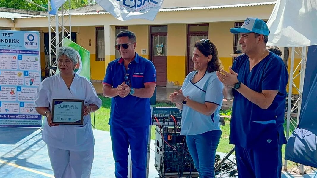 Mangione (derecha, último) 