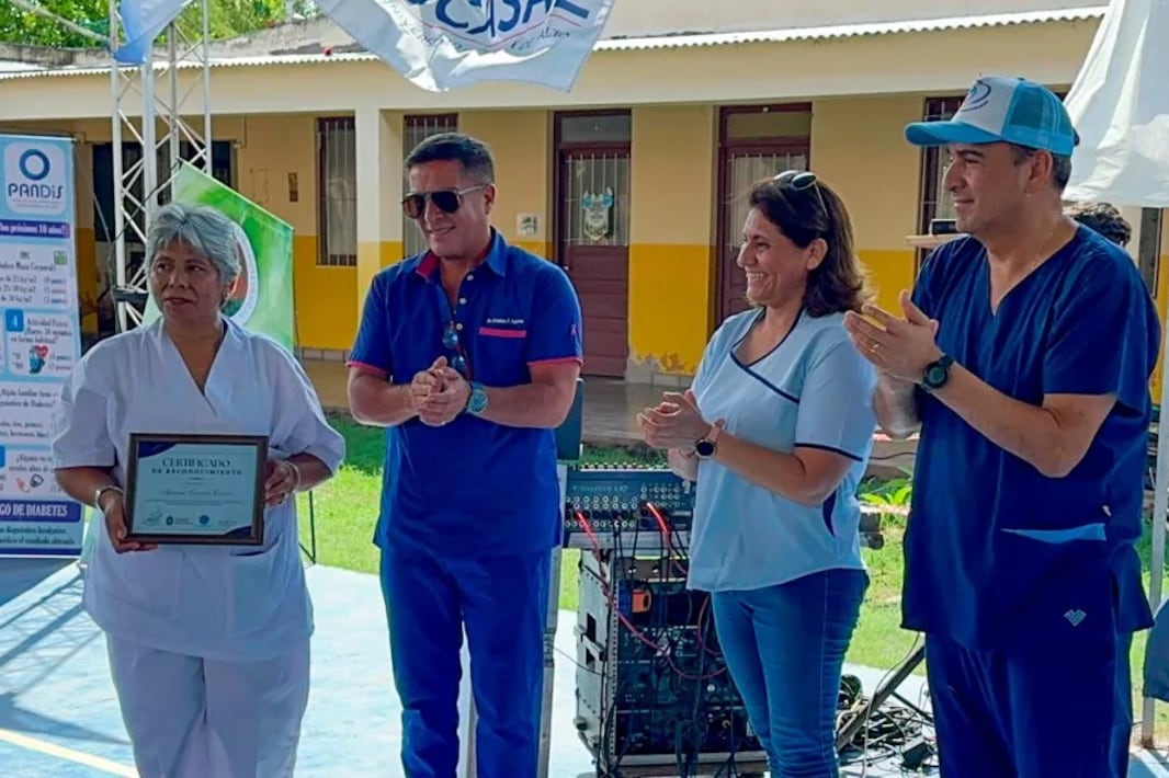 Mangione (derecha, último)