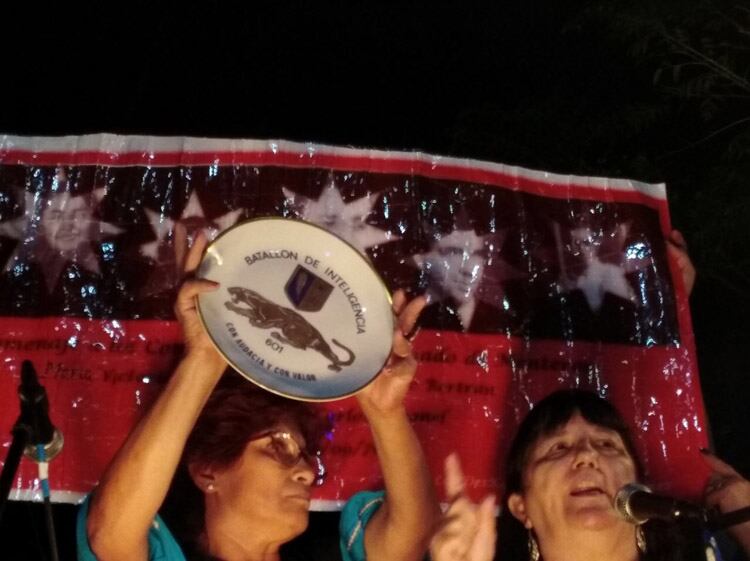 Patricia Walsh y una manifestante muestran uno de los platos encontrados ayer.