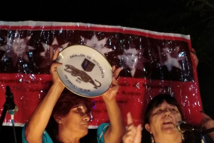 Patricia Walsh y una manifestante muestran uno de los platos encontrados ayer.