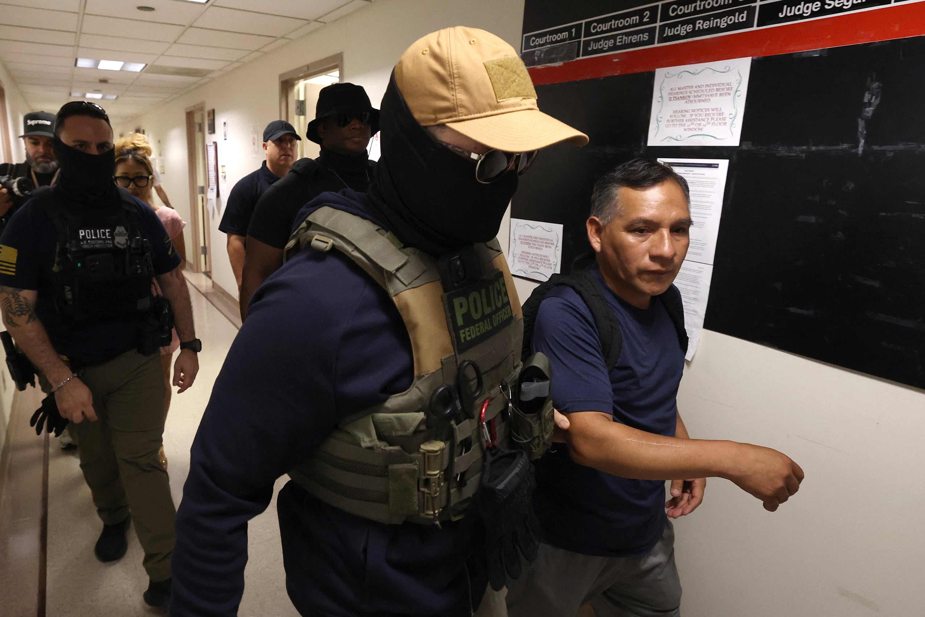 Las detenciones de inmigrantes indocumentados, como ésta en Nueva York, se suceden en todo EE.UU..