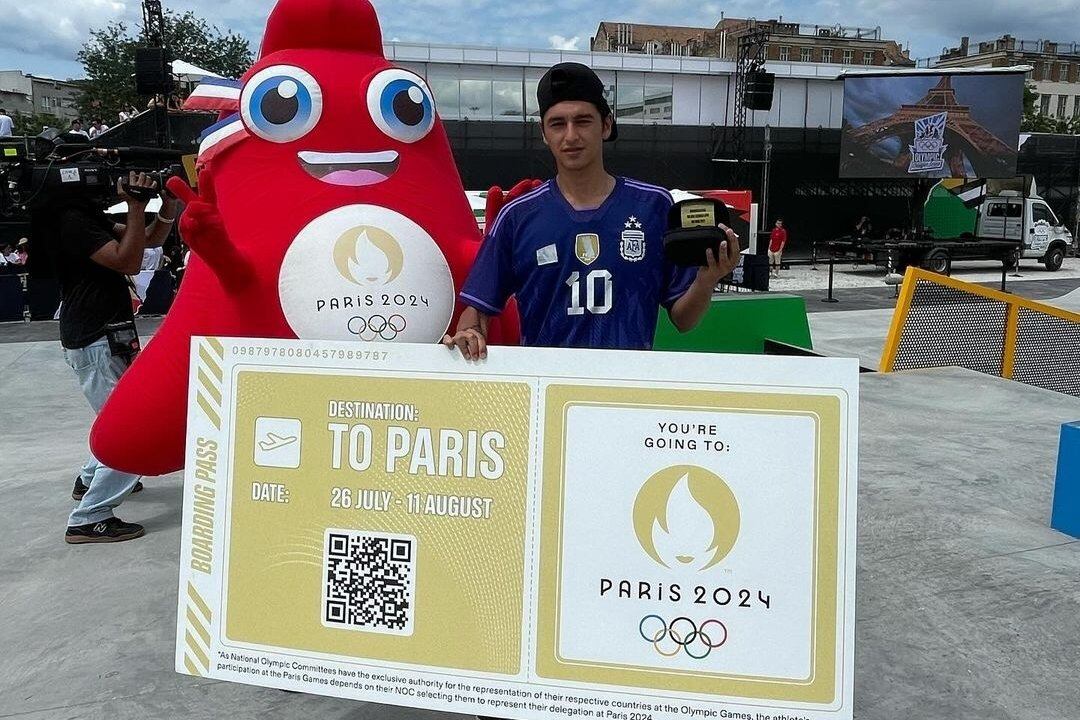 Mauro con el boleto para los Juegos de París 2024