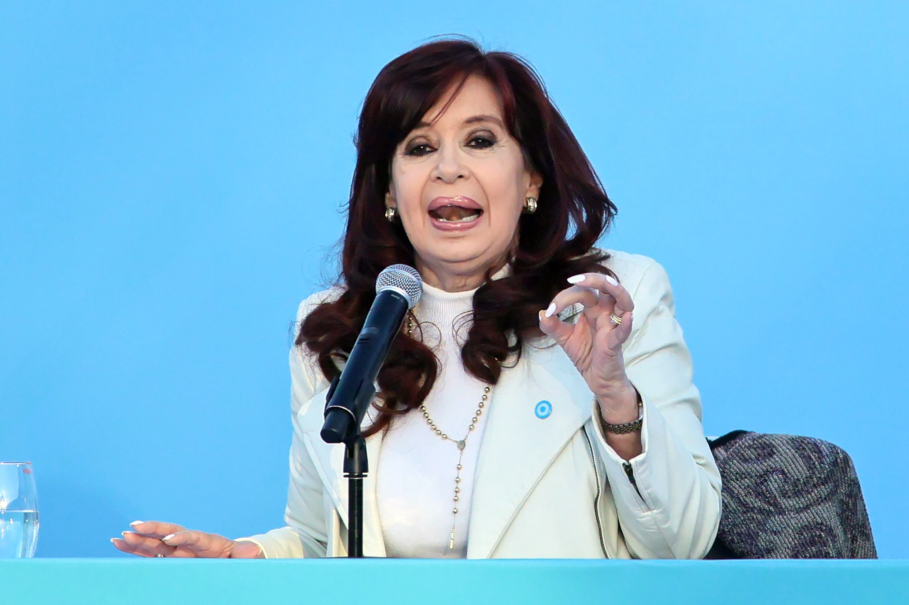 CFK responde a Caputo su tuit sobre vender dólares para pagar impuestos.