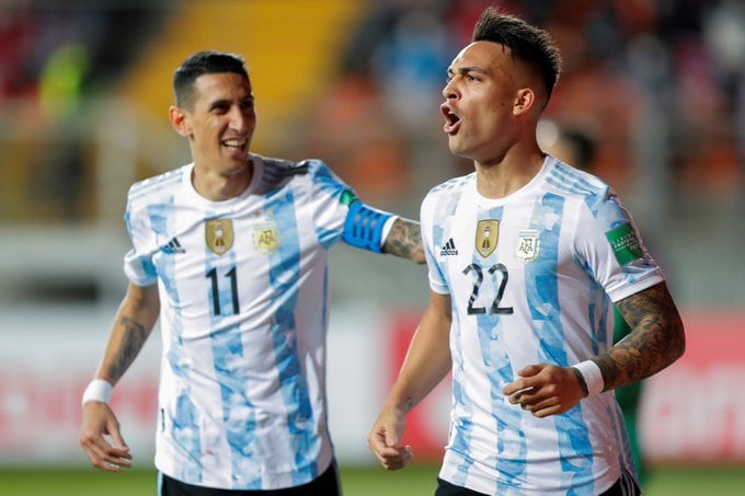Lautaro grita el segundo con Di María, autor del primero  de Argentina ante Chile
