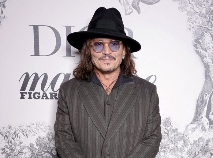 Johnny Depp fue encontrado inconsciente en la habitación de un hotel durante una gira con su banda Hollywood Vampires.