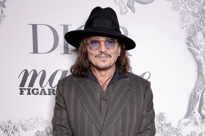 Johnny Depp fue encontrado inconsciente en la habitación de un hotel durante una gira con su banda Hollywood Vampires.