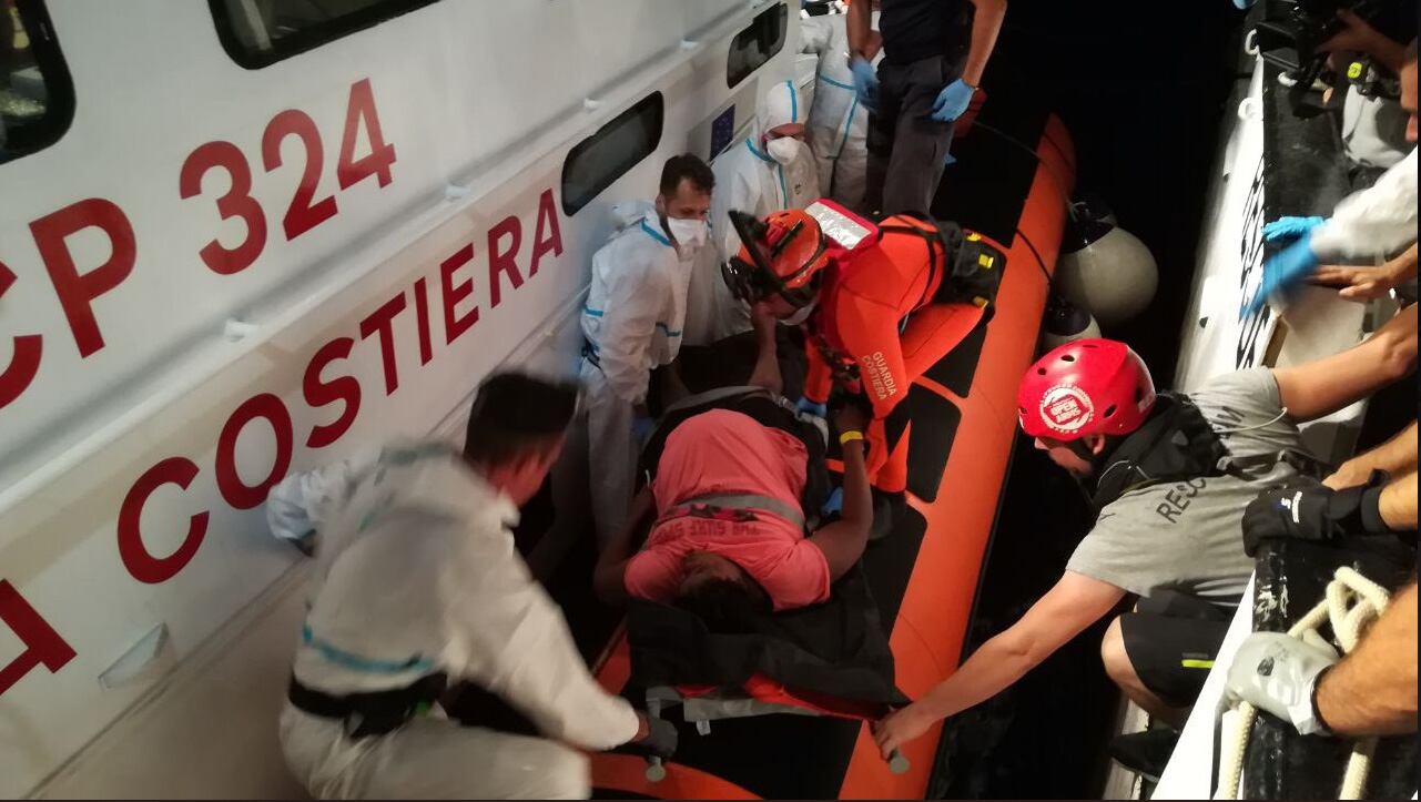 Italia aceptó a dos embarazadas de una atiborrada nave española, pero no a los otros 122 migrantes.