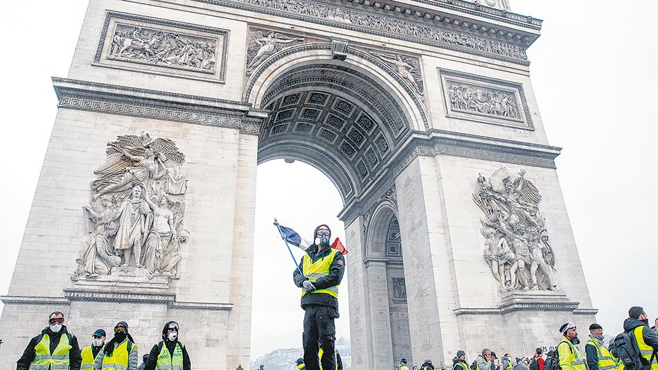 Protesta de chalecos amarillos en el Arco del Triunfo.