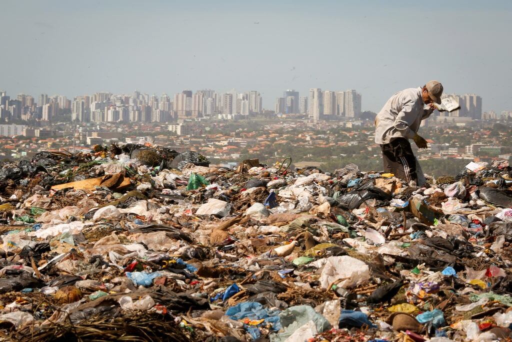 Buscando en la basura del masivo basural a cielo abierto de Brasilia, O Lixao.