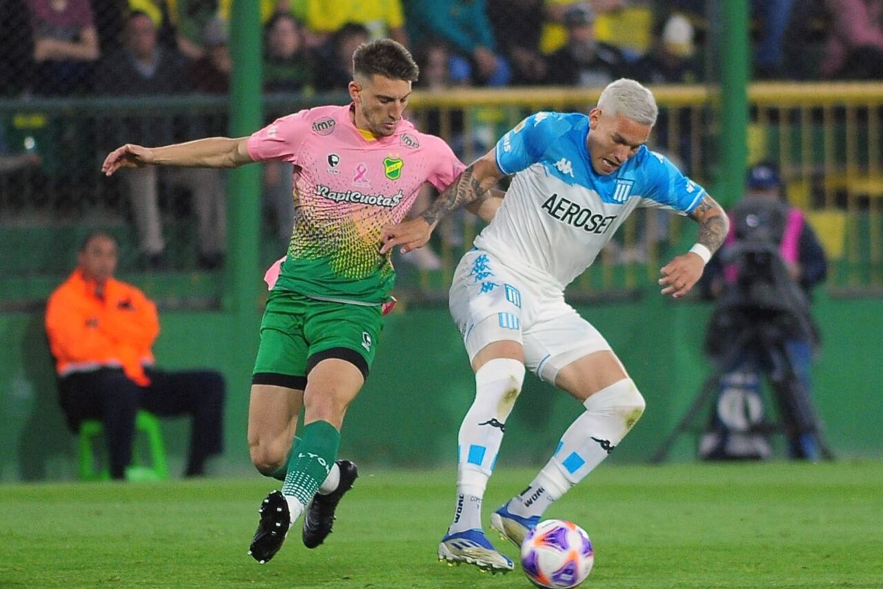 Lucas Souto lucha con Enzo Copetti. Partidazo entre Defensa y Racing