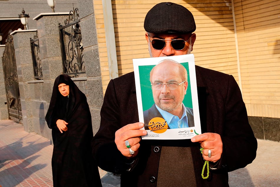 Un simpatizante muestra la imagen de Bager Ghalibaf.