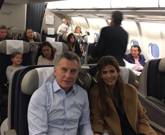 Macri y su mujer Juliana Awada en el vuelo que los trajo desde España el pasado 26 de febrero.