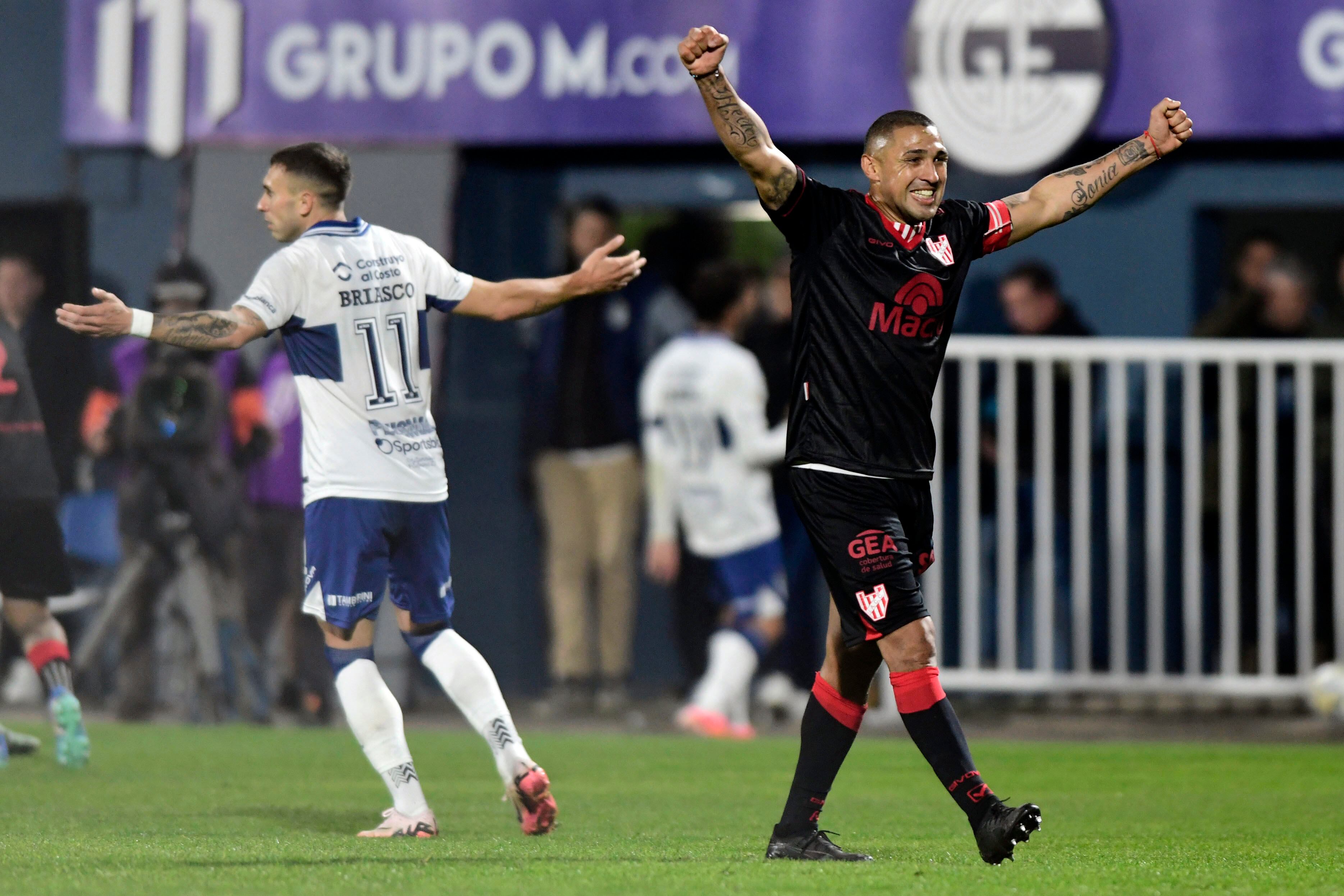 El capitán Fernando Alarcón festeja por Instituto.