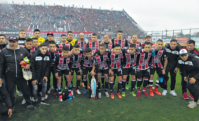 El plantel de Chacarita que logró el ascenso el domingo.