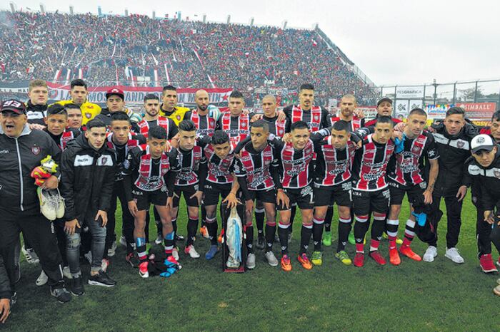 El plantel de Chacarita que logró el ascenso el domingo.