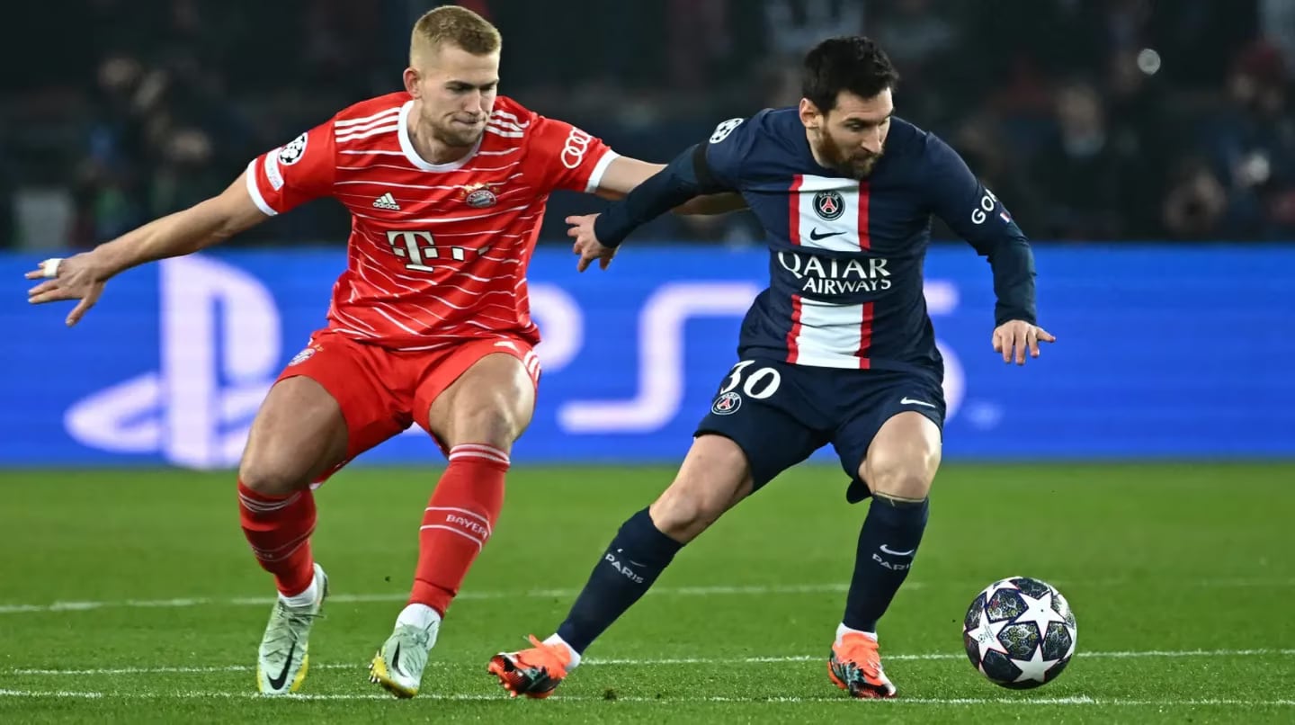 Messi protege la pelota ante la marca de Matthijs de Ligt en el partido de ida.