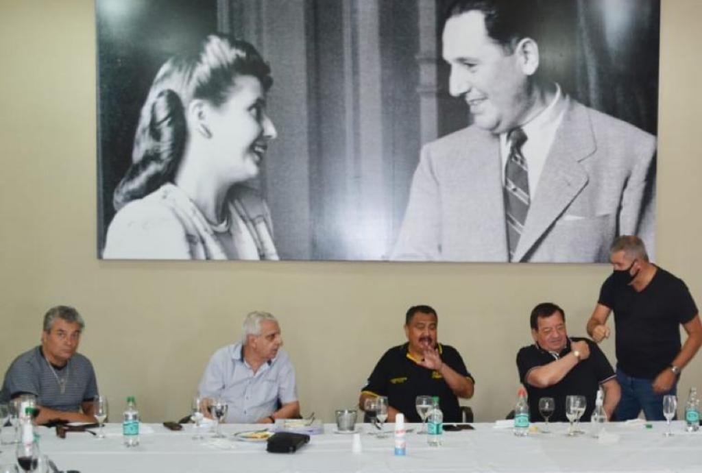 José Luis Lingeri de CGT junto a los dirigentes de las 62 Organizaciones Peronistas.