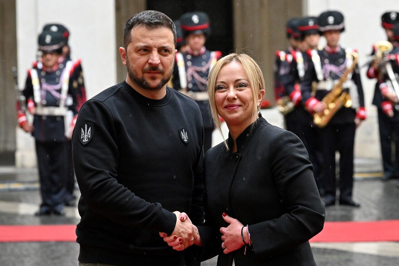 Zelenski, recibido por Meloni en Roma. 