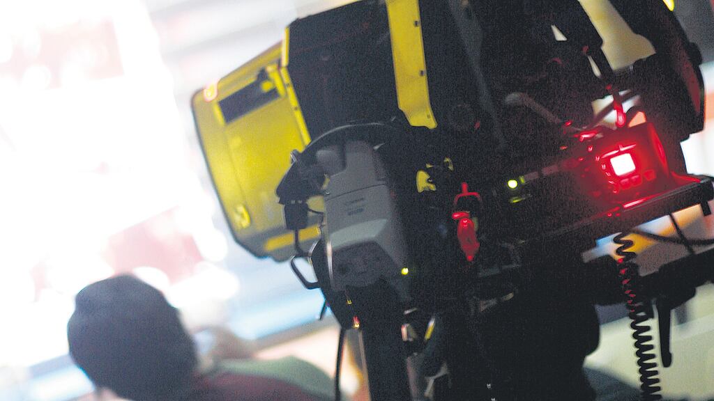 Apenas algo más de la mitad de los noticieros presentó fuentes.